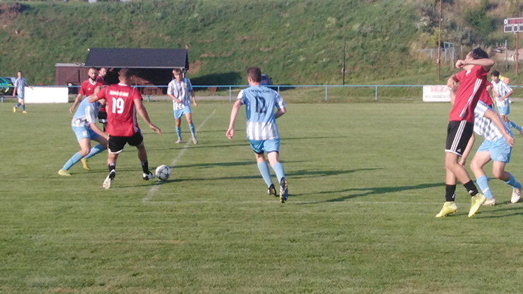 Kralice doma nestačily na mladíky z eskáčka