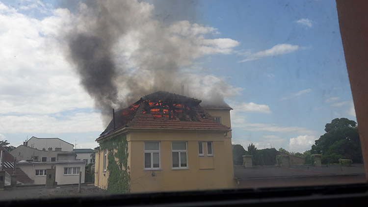 Lidový dům v plamenech!