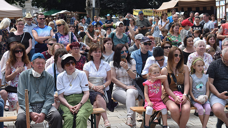 Lidem se oslavy líbily, přijeli i přespolní  PROSTĚJOV Na oslavy 630. výročí povýšení Prostějova na město si na náměstí T. G. Masaryka našly během sobotního odpoledne 26. června cestu stovky lidí, které dorazily i z okolních regionů. Večerník zjišťoval, jak se jim program líbil a jak by se jim zamlouvalo žít v době, kdy Prostějov teprve městská privilegia získával.  „Já bych v té době rozhodně žít nechtěla, lidé to tehdy ve středověku měli mnohem těžší. Na druhé straně měli k sobě určitě tak nějak blíž a líp se k sobě chovali. Znám spoustu lidí v Prostějově, kteří by se měli bát kata,“ usmívala se Jana Doležalová z Prostějova. „Moc se mi to líbí, celé je to pojato čistě historicky. A my s manželem historii milujeme. Ti všichni dnes v těch historických kostýmech zaslouží obdiv, musí jim být strašné horko,“ vypozorovala Jiřina Zdráhalová, jejíž vnučky si právě užívaly jízdy na oslech.  „Ráno jsem přemlouvala manžela, aby jel se mnou, ale nechtěl. Teď toho určitě lituje. Přijela jsem až z Boskovic, které mají rovněž slavnou historii. Mám tyto akce ráda a líbí se mi středověké přehlídky. Věřím, že se dnes v Prostějově žije dobře, mám tady příbuzné,“ svěřila se Večerníku Božena Lásková. „Vzal jsem na náměstí své dva malé syny a vůbec toho nelituju. Kluci se naučili střílet z kuše, povozili se na oslech a s velkým zájmem si poslechli také vyprávění mistra kata. I na můj vkus byl fakt ‚drsnej‘,“ přidal pobaveně mladý tatínek Jiří Vedral.  Podobné názory na velkolepou akci měli i mnozí další. Důležité i pro organizátory bylo to, že se akce povedla na jedničku a kdo ji sledoval přímo na náměstí, byl spokojen.  Foto 26_návštěvníci_mik+ŠTOČEK BYLI JSME U TOHO a fotogalerie a video na www.vecernikpv.cz  Během sobotního odpoledne zavítaly na prostějovské náměstí stovky lidí.