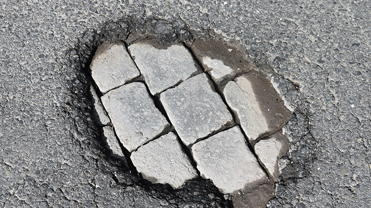 Hluboké díry, praskliny i vyjeté koleje!