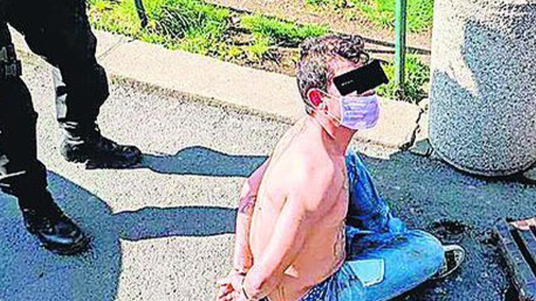 Opilý naháč napadl před bytem strážníky