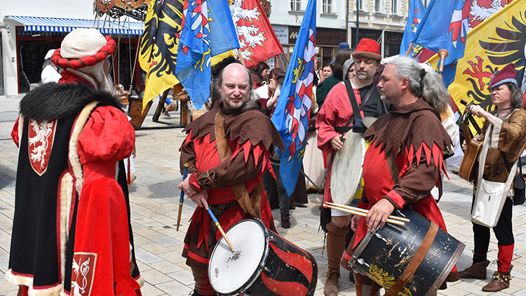 Bujaré výroční oslavy na náměstí v obraze