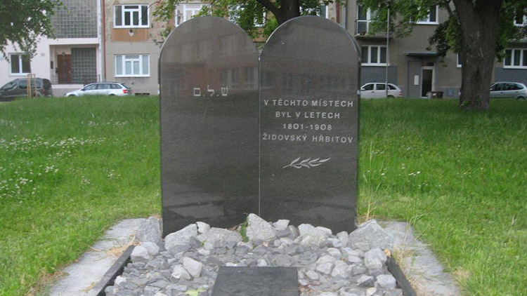 Starý židovský hřbitov už dvacet let připomíná památník