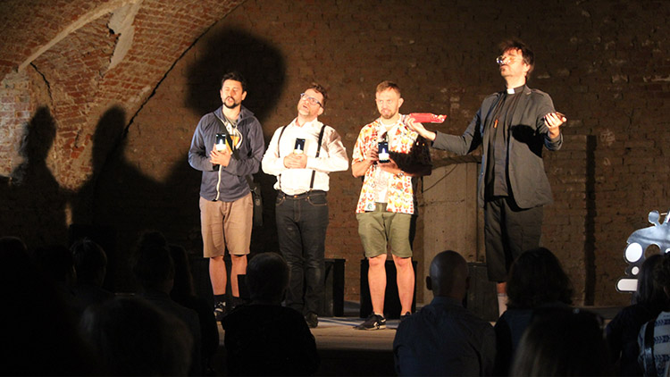 Sranda i smutná realita. Point si ve hře na zámku utahoval z lidí a jejich závislosti na mobilech