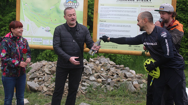 Na zdraví, náměstku!  A díky za kola