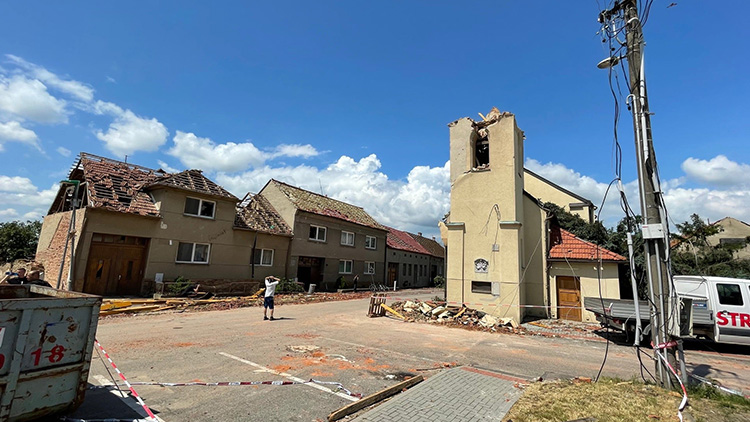 Hasiči ze Stínavy poslali na Moravu 10 tisíc korun