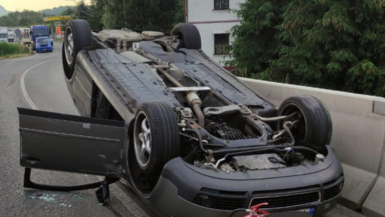 Chtěl se vyhnout, s Audi se přetočil přes střechu