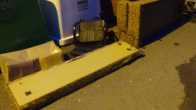 Pohovku si odtáhla zpátky