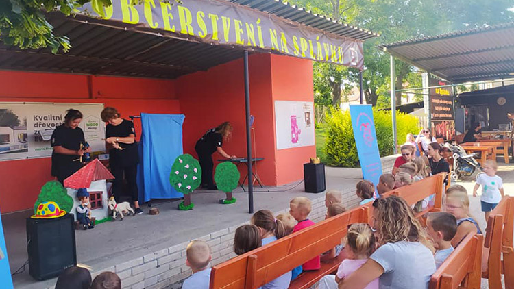 Pronitka vyrazila na turné,  divadelníci se  chystají i do vesnic