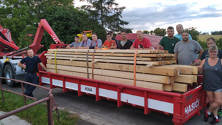 Obětem tornáda věnovala vlastní střechu!