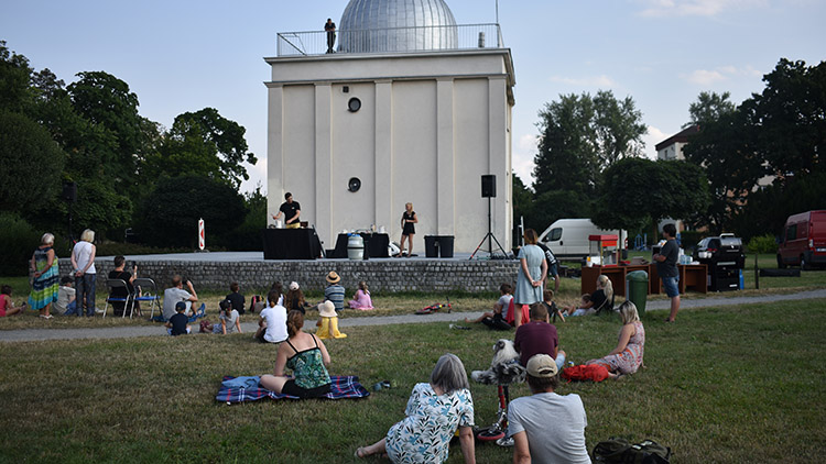 Hvězdárna v parku slavila   60. výročí sérií výbuchů  i kouřícím kloboukem