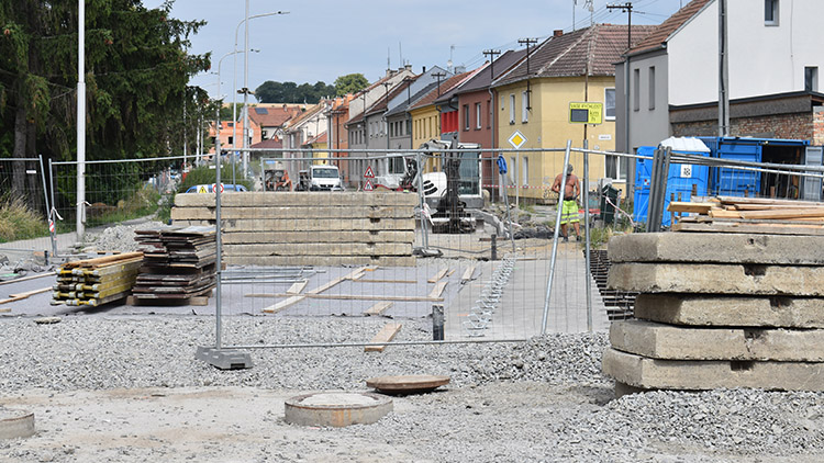 Uzavírka Vrahovické pokračuje, v polovině prázdnin započne další etapa