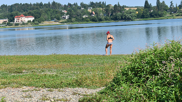 Z pláže U Lázničků je staveniště, U Vrbiček si museli posekat dno přehrady