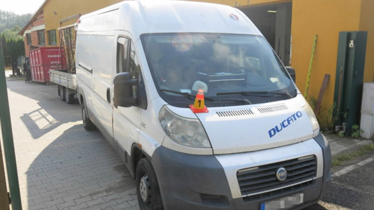 Nezabrzděná dodávka zranila  řidiče, pak najela do brány