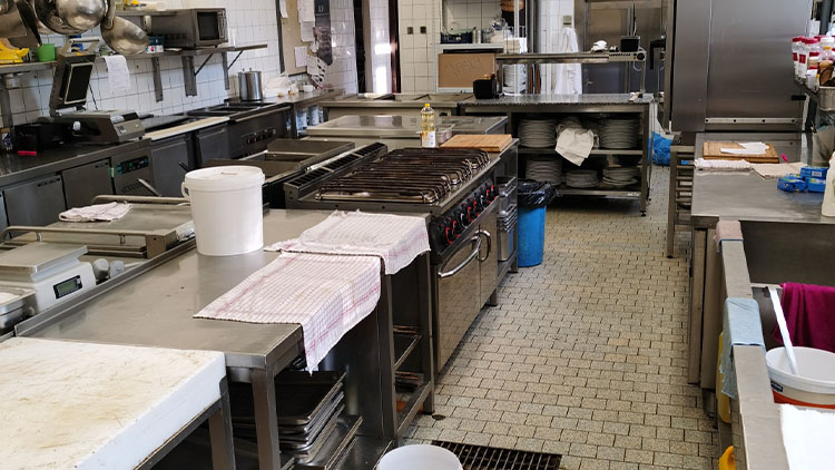 Rekonstrukce kuchyně v „Národě“ se prodraží