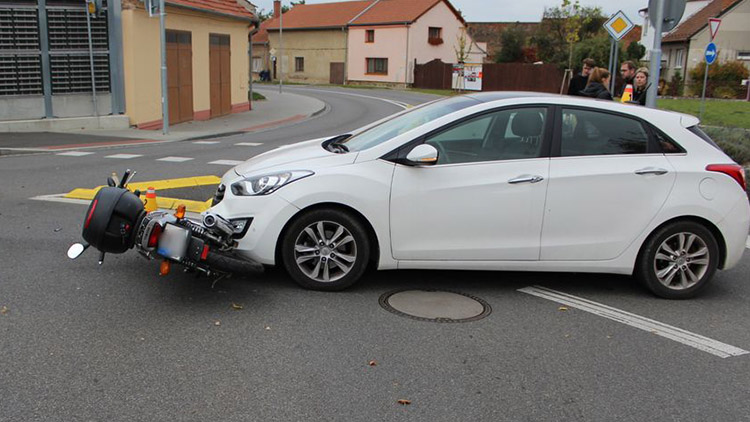 Povrch silnice v Okružní zčervená