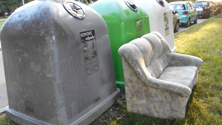 Sedačku odnesl zpět domů