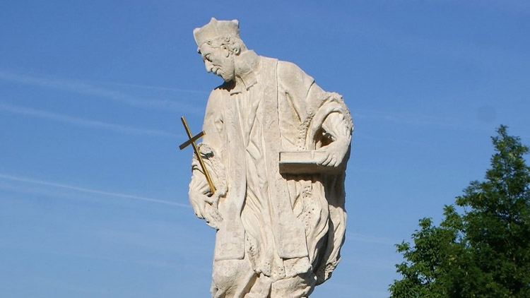 Sochu přestěhují před kostel