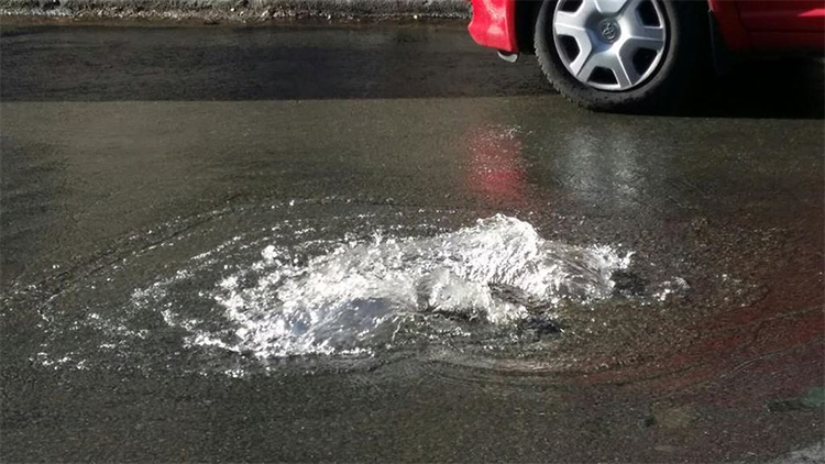 Při deštích neodtéká voda!