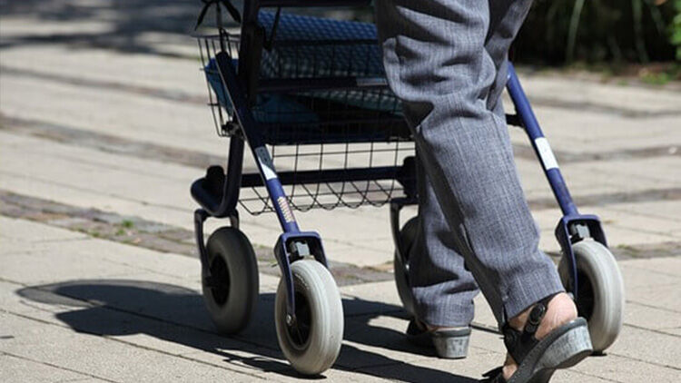 Okradl ženu s chodítkem!