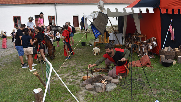 Na plumlovském zámku se šermovalo i tančilo