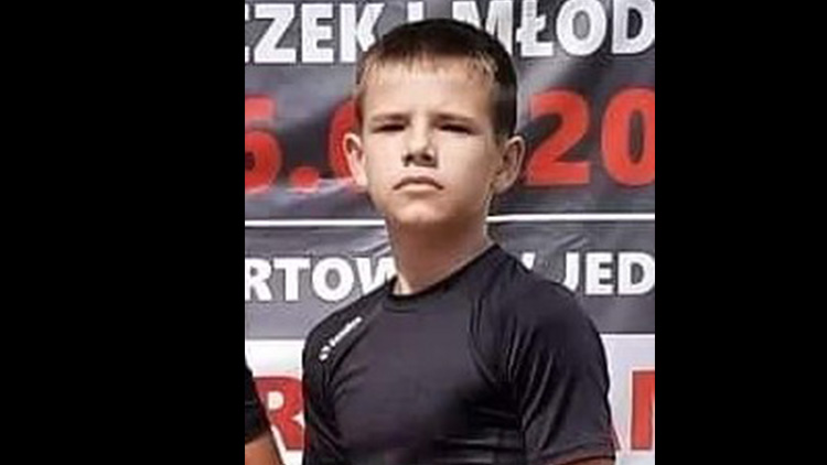 Boxer Dorian Kropog a trenér Martin Klíč  jsou s reprezentací ČR na ME školní mládeže