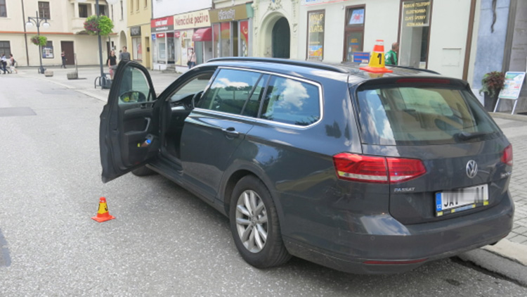 Narazila cyklistka do dveří vozidla, nebo ne?