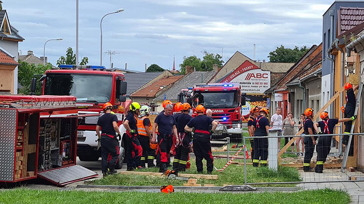 Na Drozdovické MÁLEM SPADL DŮM,  ulice byla hodiny uzavřená 