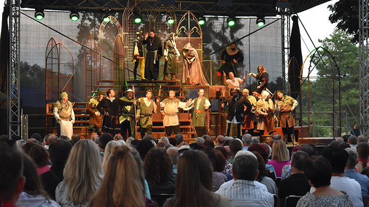 Představení v Kolářových sadech  přinese NOC NA KARLŠTENĚ