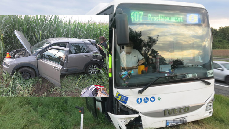 Řidič autobusu poslal Citroën do kukuřice!