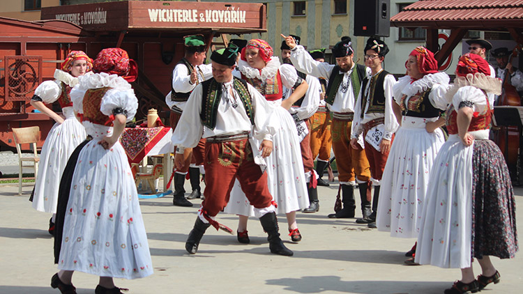 Pivín slavil dožínky v krojích a s historickými mlátičkami