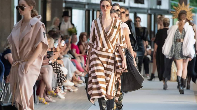 Náměstí se hodí do gala. Před radnicí vypukne módní přehlídka