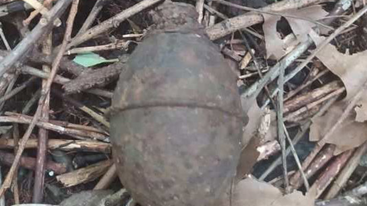 Při obchůzce našel granát