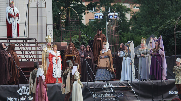 V Kolářových sadech  jste mohli prožít  „Noc na Karlštejně“