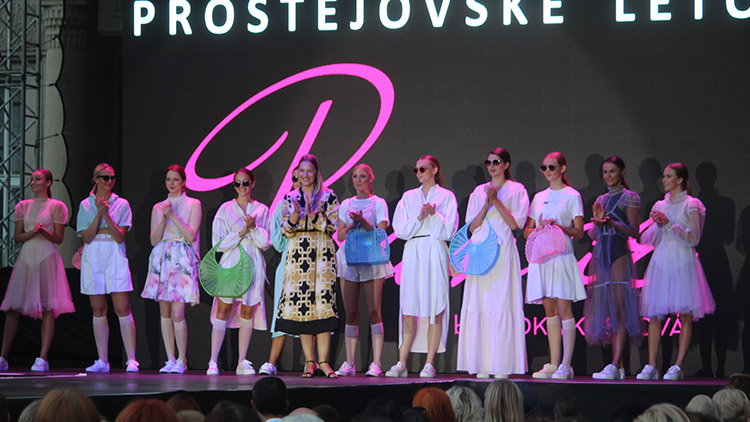 Před radnicí se promenádovaly modelky  v plavkách. Módní přehlídka se líbila