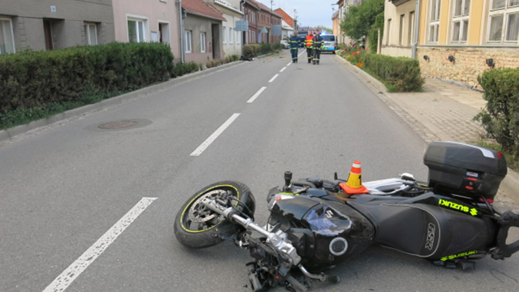 Motorkář po smyku narazil  do obrubníku, skončil ve špitále