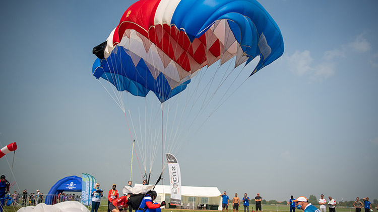 Fenomenální parašutisté  Dukly Prostějov!