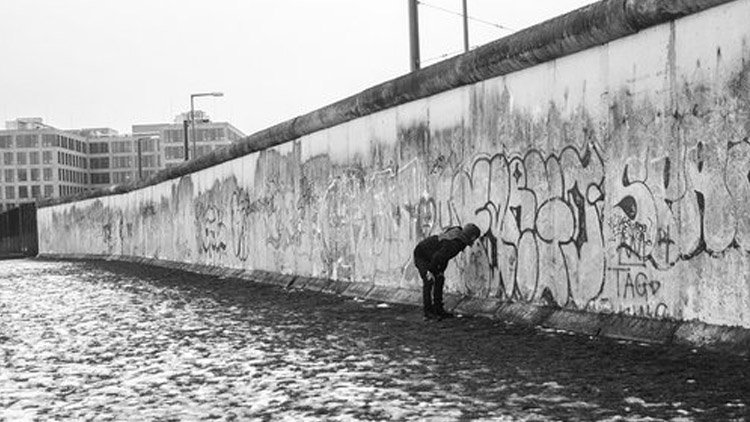 O jedné zdi a jiných zdech