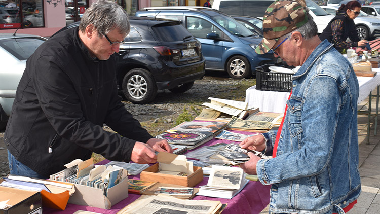 Prodávaly se gramodesky, obrazy, nádobí i veteš