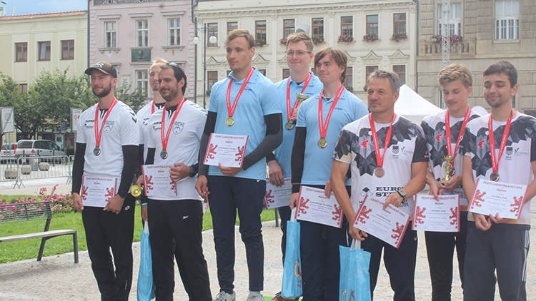 Oslava lukostřelby! Náměstí se proměnilo ve střelnici,  domácím to „cinkalo“