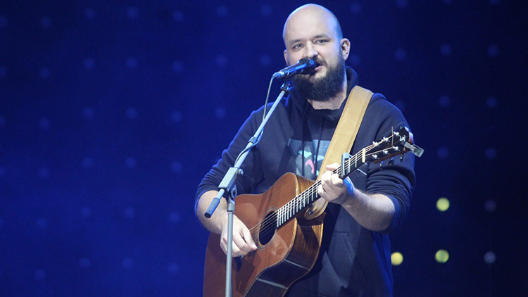 Pokáč obveselil Prostějov. Písničkář zahrál na mandolínu a vzdal hold Františku Nedvědovi