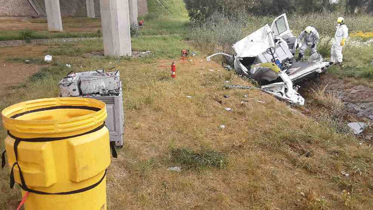 Dodávka s autobateriemi havarovala pod most. Hasiči řešili únik kyseliny