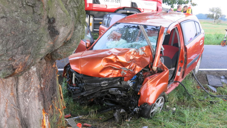 Po nárazu do stromu zůstala zaklíněna