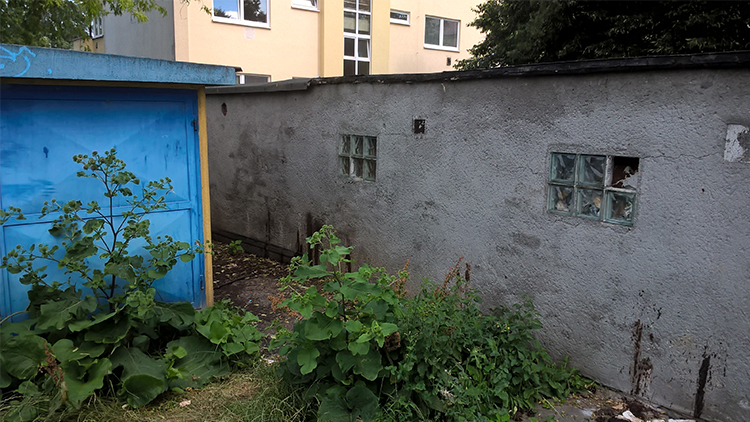 Pokálenou zeď vedle Alberta nahradil nový nátěr a cedule