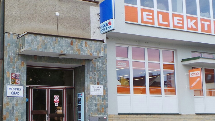 Peníze si už ve spořitelně neuložíte 