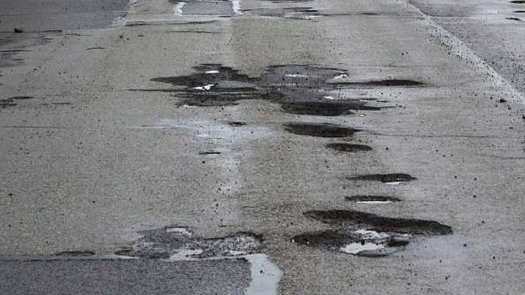 Díry v novém asfaltu