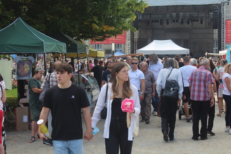 „Bavte se a hodně pijte,“  vyzvala hodovníky  Milada Sokolová