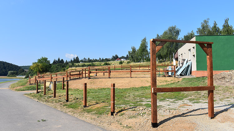 Práce na cyklostezce kolem přehrady definitivně skončily