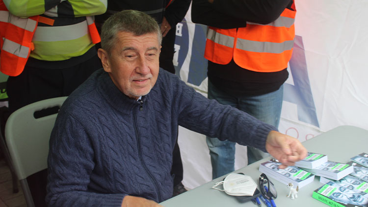 Premiér přijel na autogramiádu své knihy