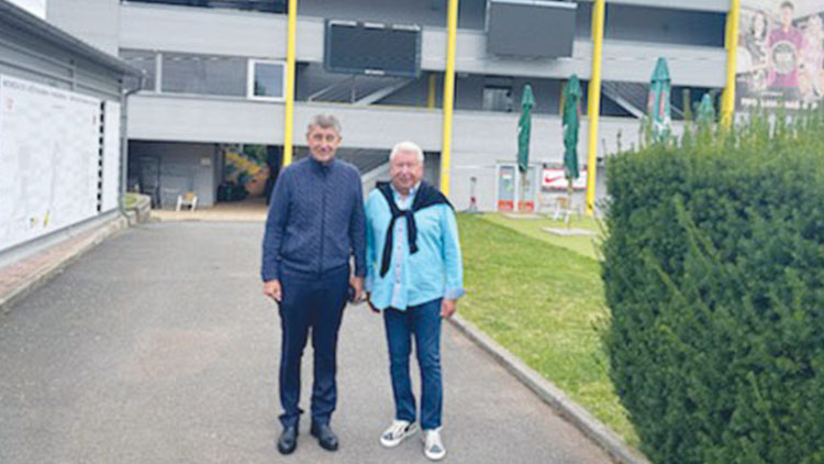 Premiér na kurtech